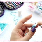 Jak zrobić sznur szydełkowo-koralikowy? Podstawy tworzenia bransoletek na szydełku