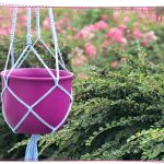 Jak zrobić wiszący kwietnik z włóczki? Uchwyt na doniczkę z makramy