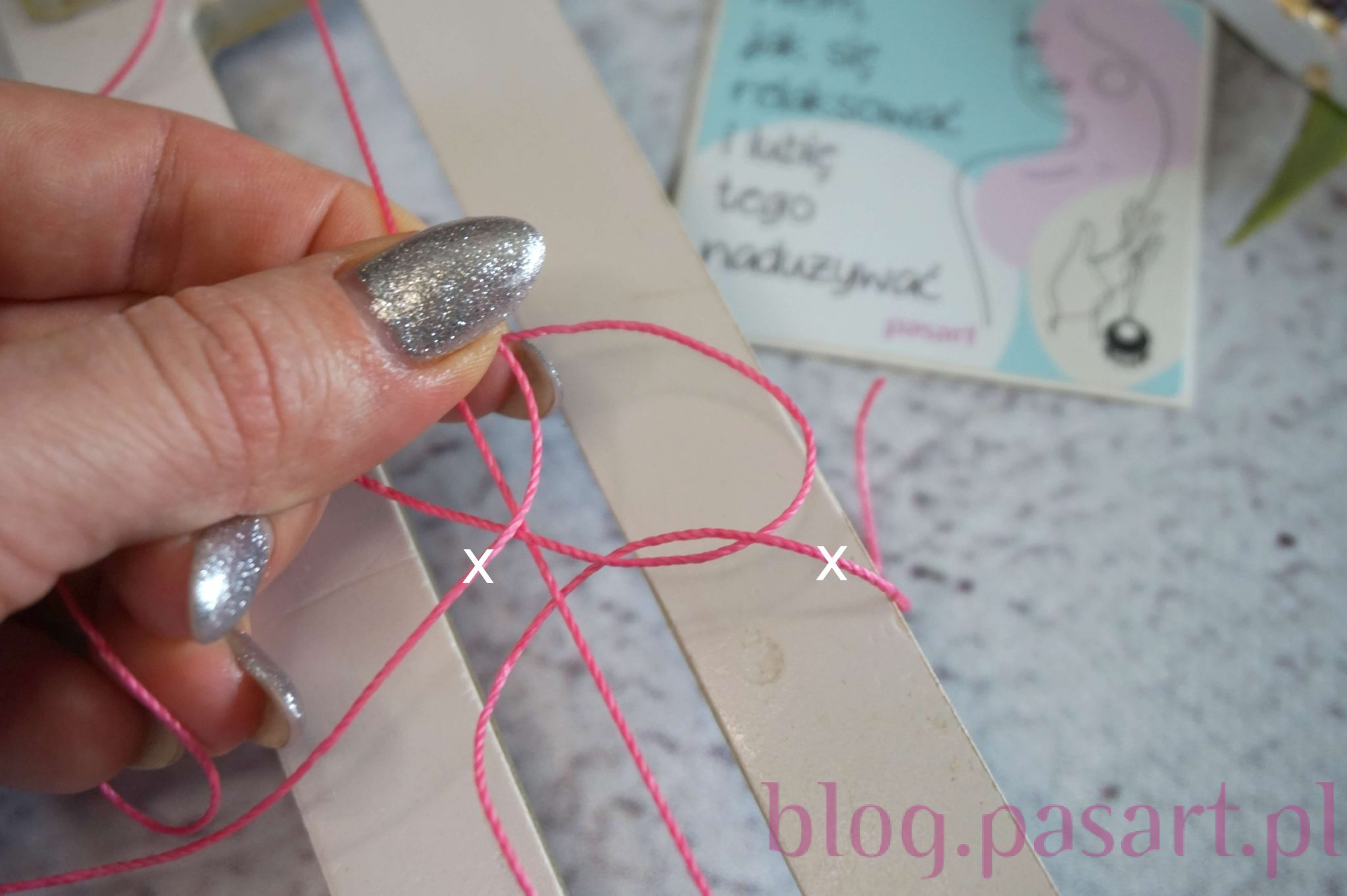 Jak zrobić bransoletkę ze sznurka i kryształków