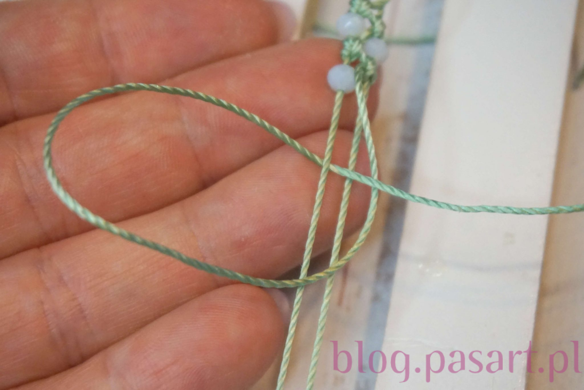 Jak zrobić bransoletkę ze sznurka z koralikami