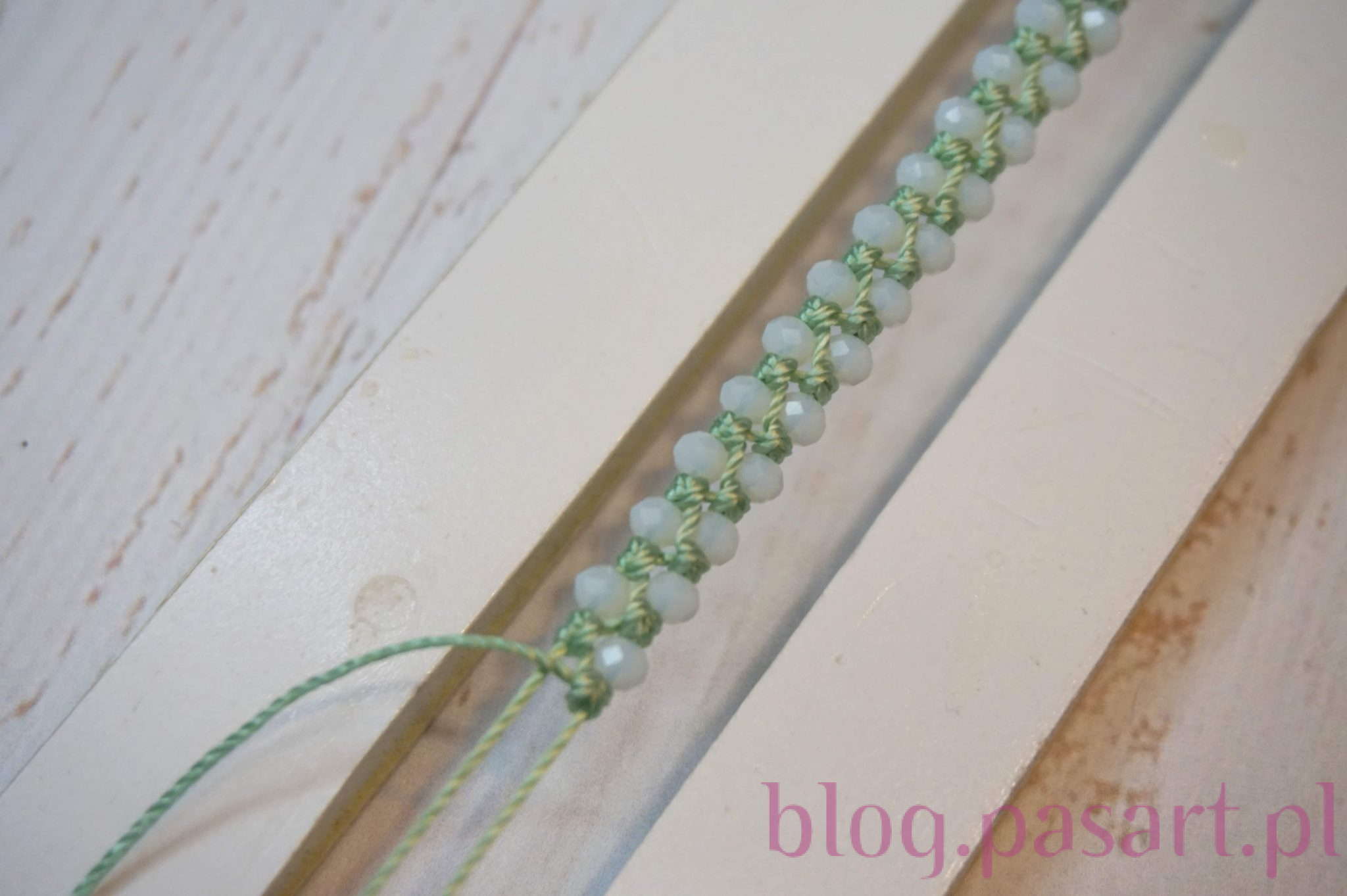 Jak zrobić bransoletkę ze sznurka z koralikami
