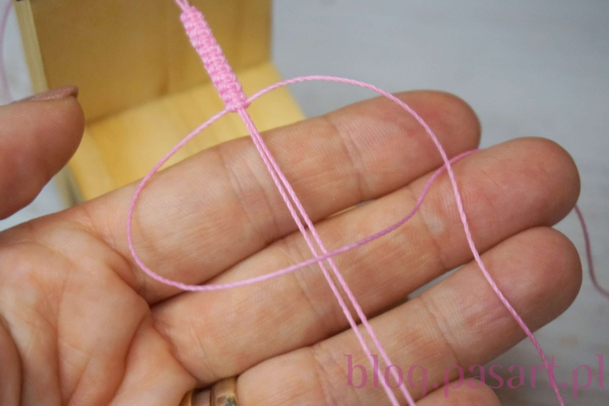 Jak zrobić dwurzędową bransoletkę ze sznurka